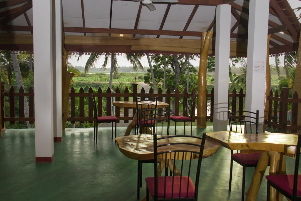 Hotel Birds View Тиссамахарама Экстерьер фото